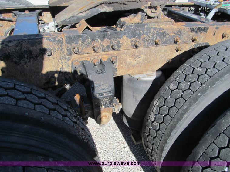 image for item F4676 2001 Peterbilt 387 semi truck