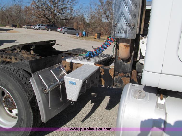 image for item F4676 2001 Peterbilt 387 semi truck