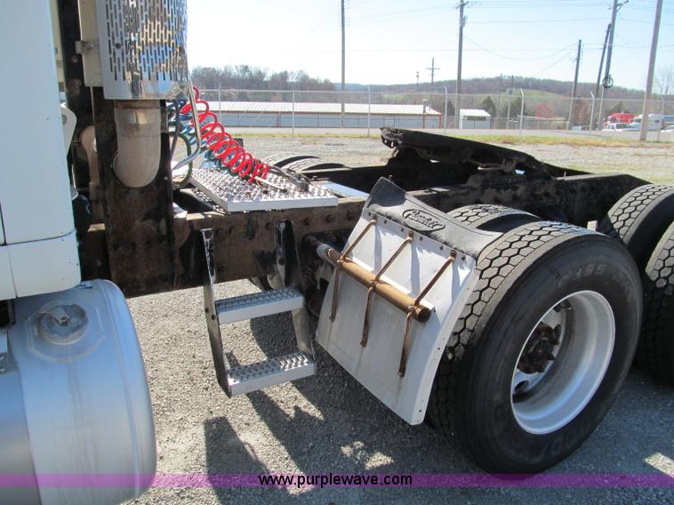 image for item F4676 2001 Peterbilt 387 semi truck
