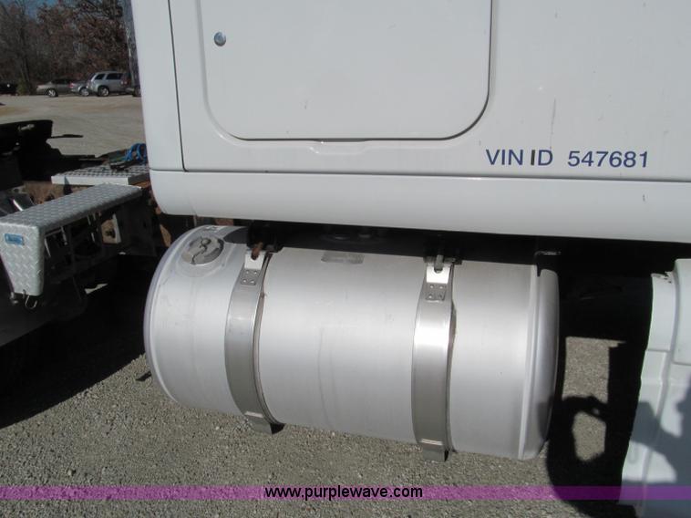 image for item F4676 2001 Peterbilt 387 semi truck