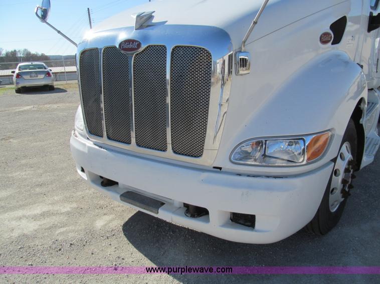 image for item F4676 2001 Peterbilt 387 semi truck