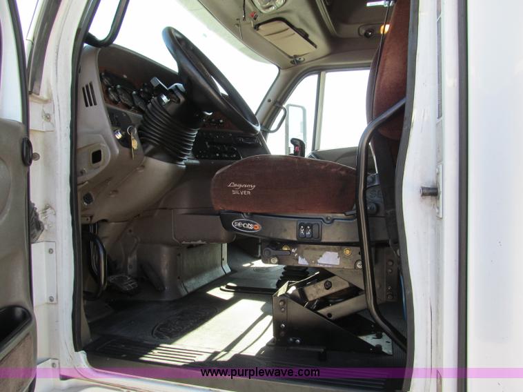 image for item F4676 2001 Peterbilt 387 semi truck