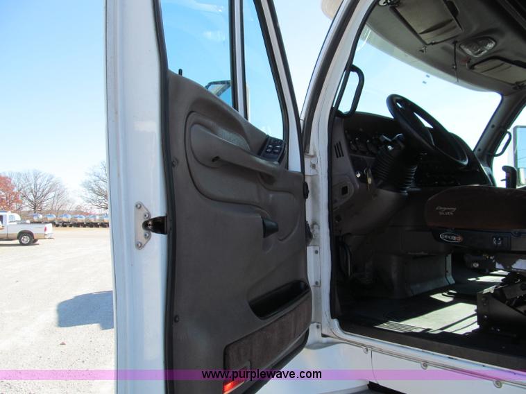 image for item F4676 2001 Peterbilt 387 semi truck