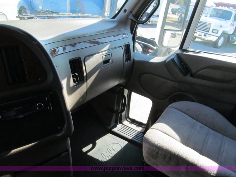 image for item F4676 2001 Peterbilt 387 semi truck