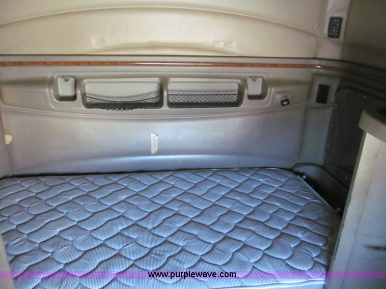 image for item F4676 2001 Peterbilt 387 semi truck