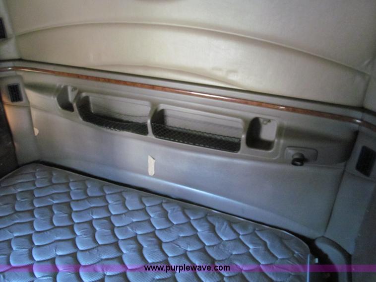 image for item F4676 2001 Peterbilt 387 semi truck