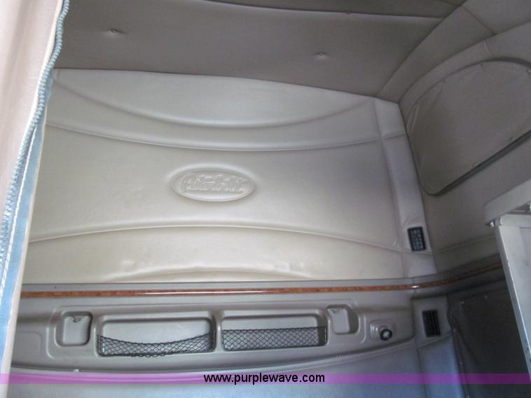 image for item F4676 2001 Peterbilt 387 semi truck