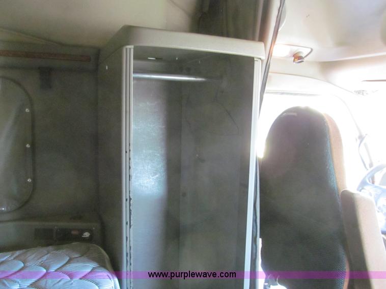 image for item F4676 2001 Peterbilt 387 semi truck