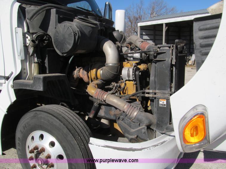 image for item F4676 2001 Peterbilt 387 semi truck