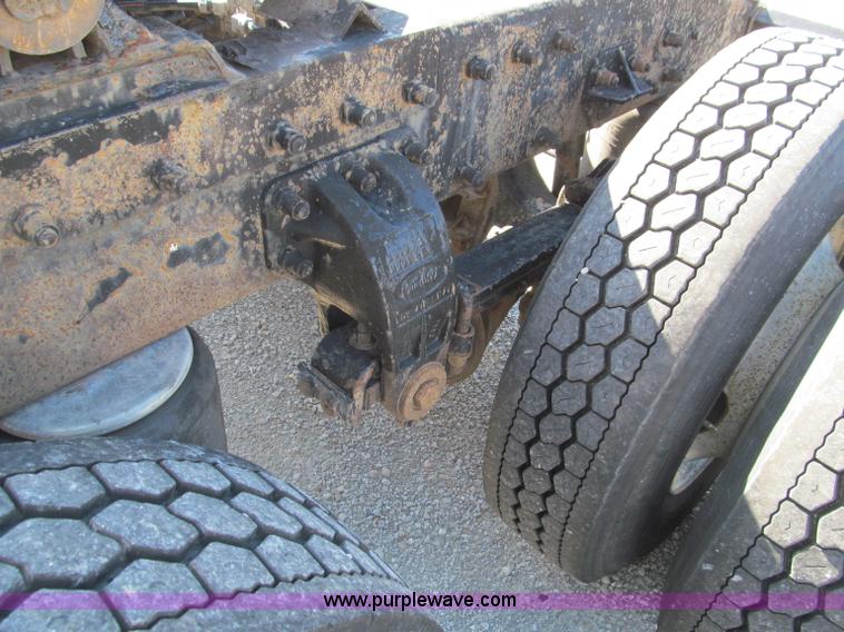 image for item F4676 2001 Peterbilt 387 semi truck