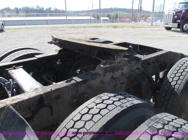 image for item F4676 2001 Peterbilt 387 semi truck