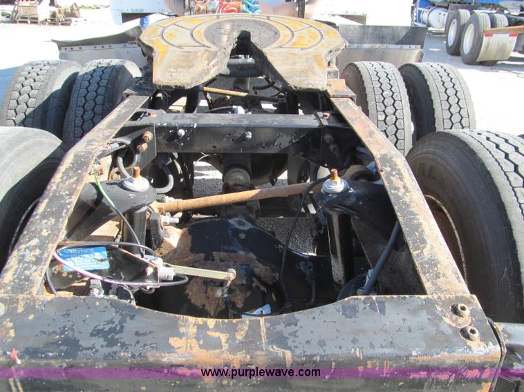 image for item F4676 2001 Peterbilt 387 semi truck