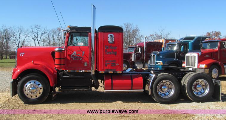 image for item F4677 1981 Kenworth W900 semi truck