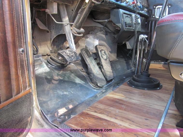 image for item F4677 1981 Kenworth W900 semi truck