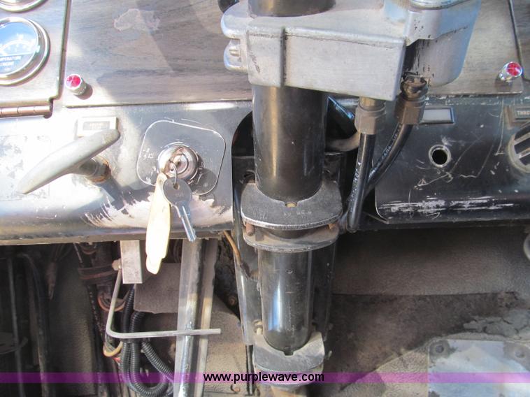 image for item F4677 1981 Kenworth W900 semi truck