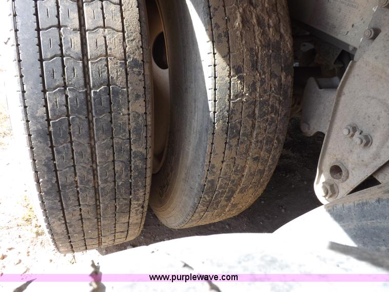 image for item F6297 1989 Wilson livestock trailer