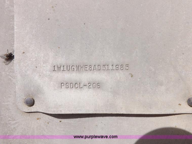 image for item F6297 1989 Wilson livestock trailer