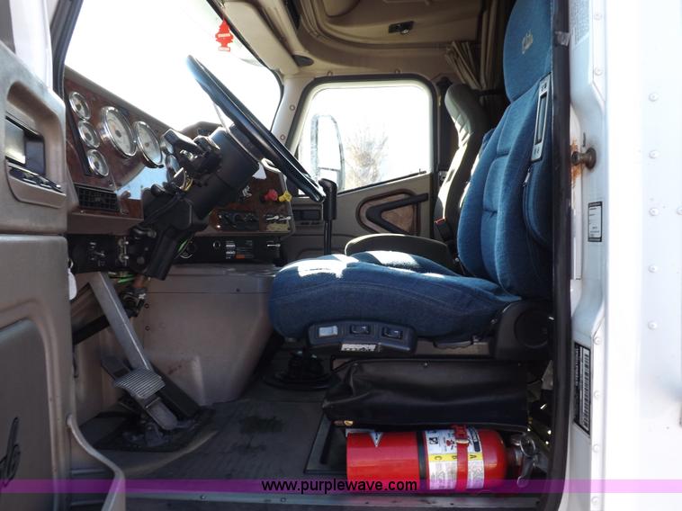 image for item F6335 2005 International 9400i semi truck