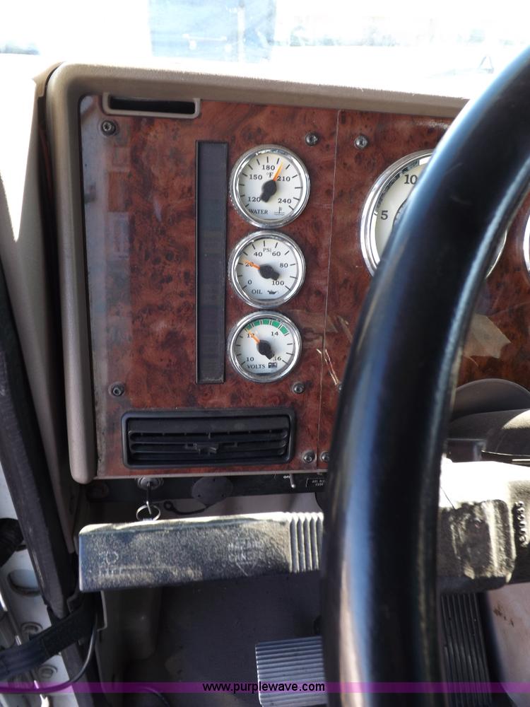 image for item F6335 2005 International 9400i semi truck