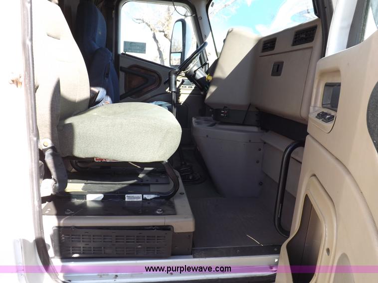 image for item F6335 2005 International 9400i semi truck