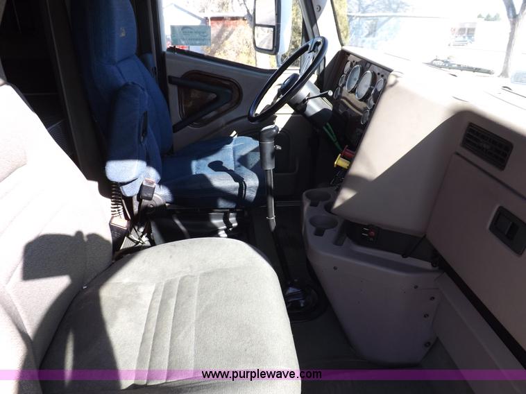 image for item F6335 2005 International 9400i semi truck