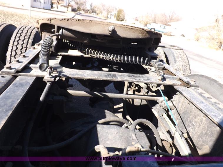 image for item F6335 2005 International 9400i semi truck