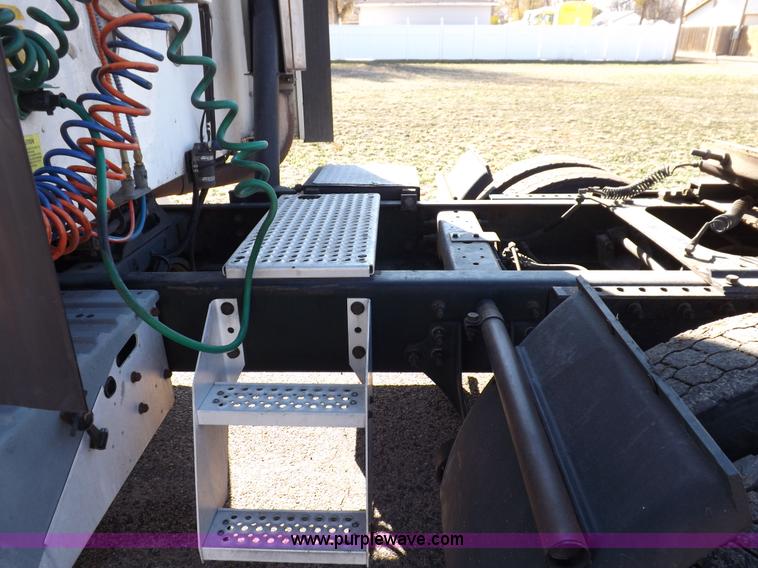 image for item F6335 2005 International 9400i semi truck