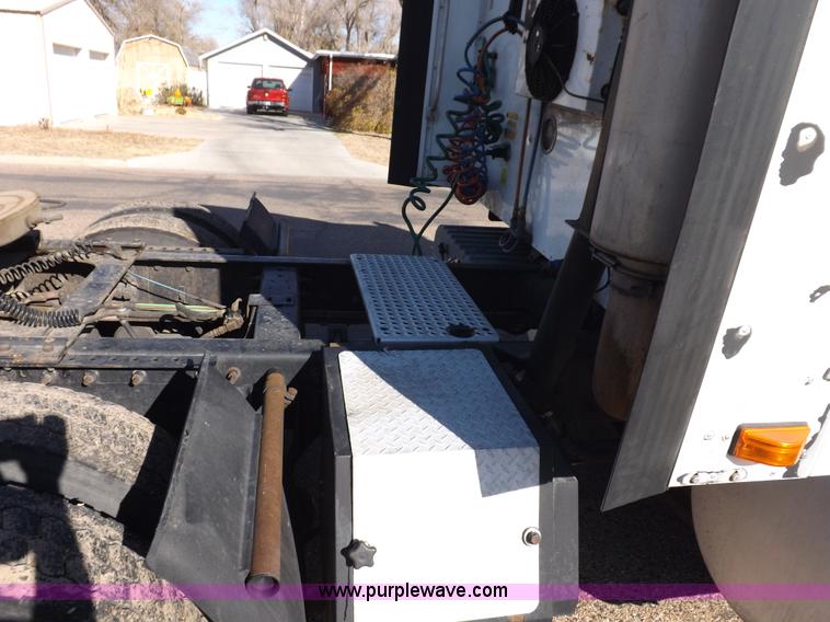 image for item F6335 2005 International 9400i semi truck