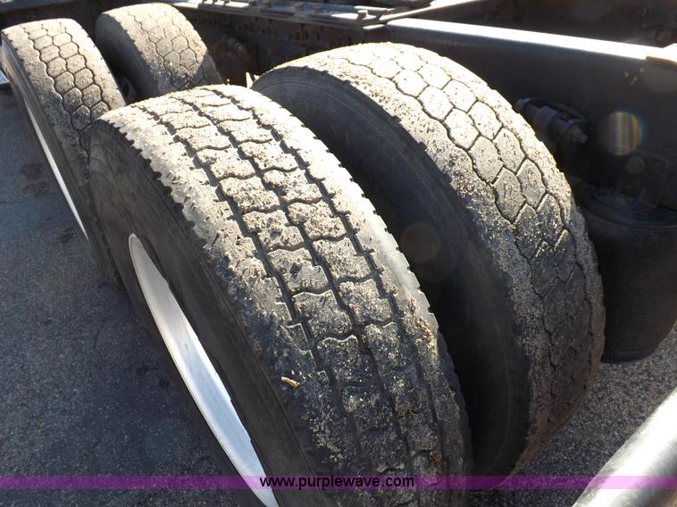 image for item F6335 2005 International 9400i semi truck