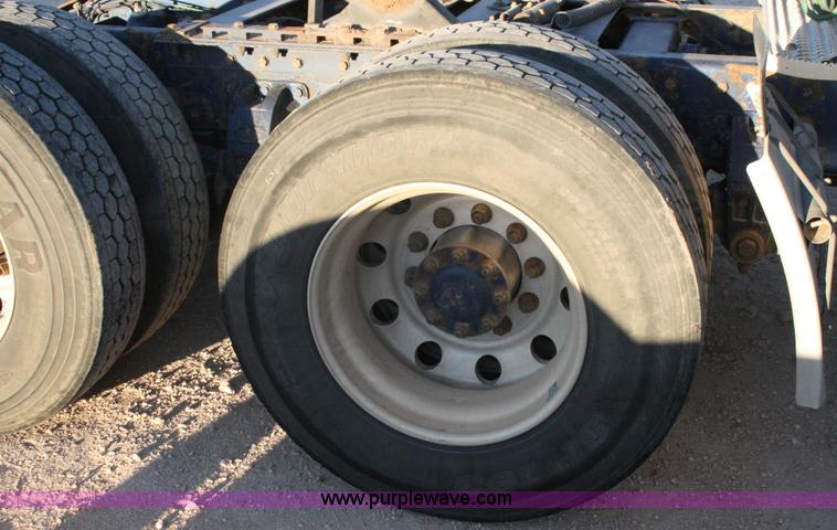 image for item G5564 1998 Peterbilt 377 semi truck