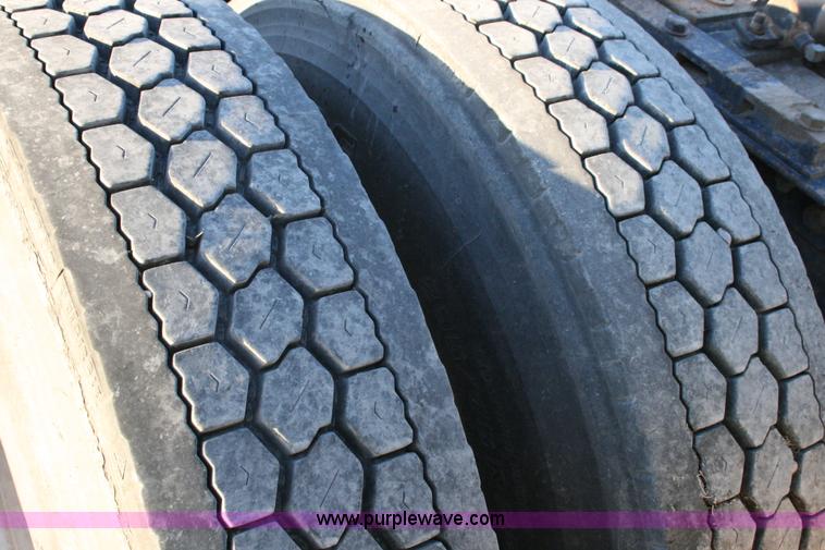 image for item G5564 1998 Peterbilt 377 semi truck