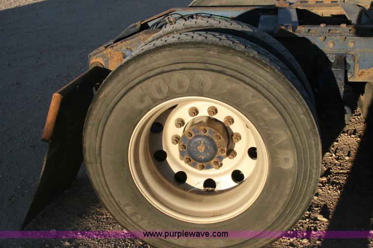 image for item G5564 1998 Peterbilt 377 semi truck