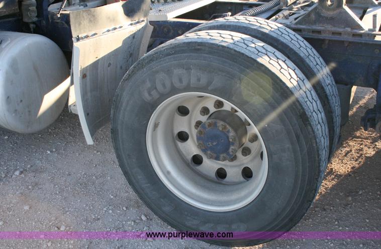 image for item G5564 1998 Peterbilt 377 semi truck