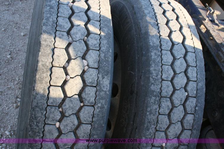 image for item G5564 1998 Peterbilt 377 semi truck