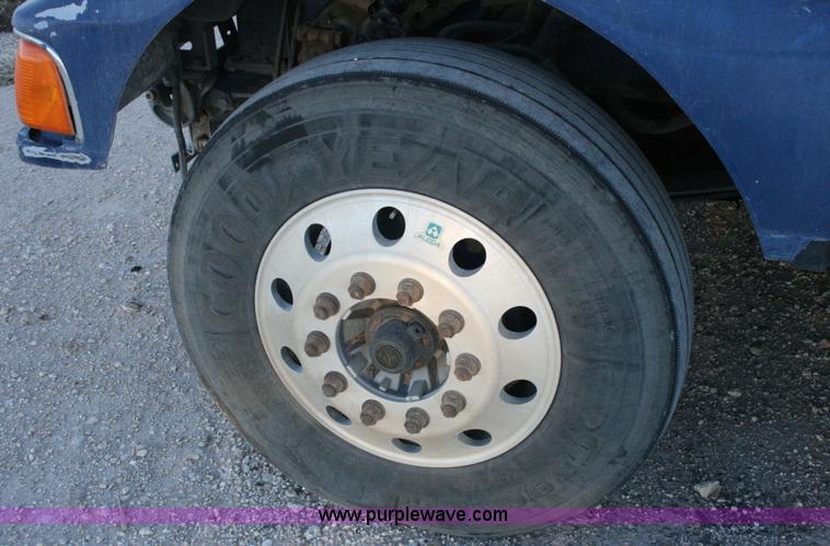 image for item G5564 1998 Peterbilt 377 semi truck