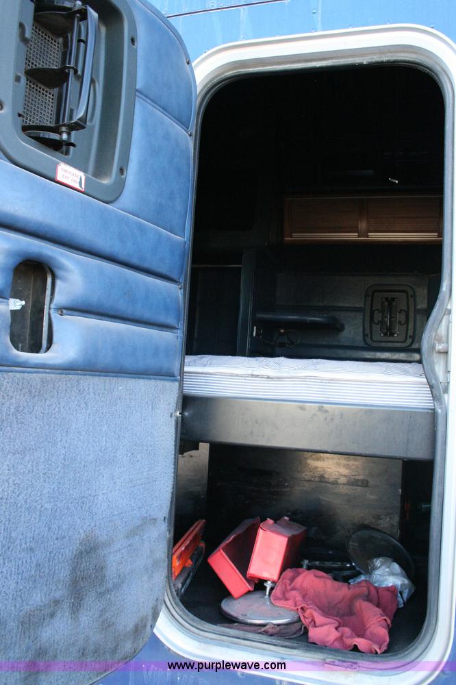 image for item G5564 1998 Peterbilt 377 semi truck