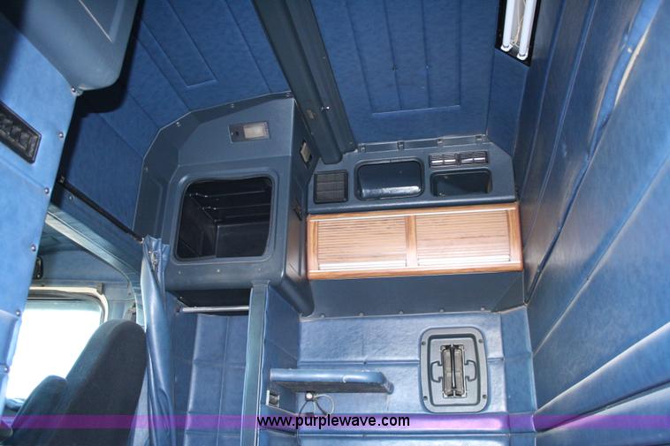 image for item G5564 1998 Peterbilt 377 semi truck