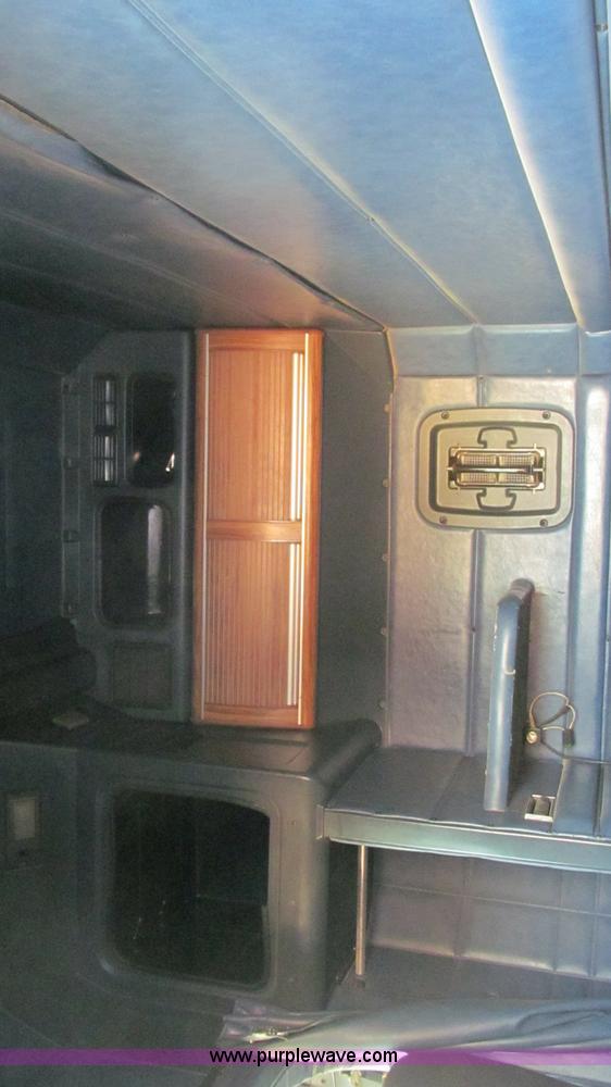 image for item G5564 1998 Peterbilt 377 semi truck