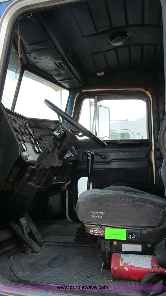 image for item G5564 1998 Peterbilt 377 semi truck