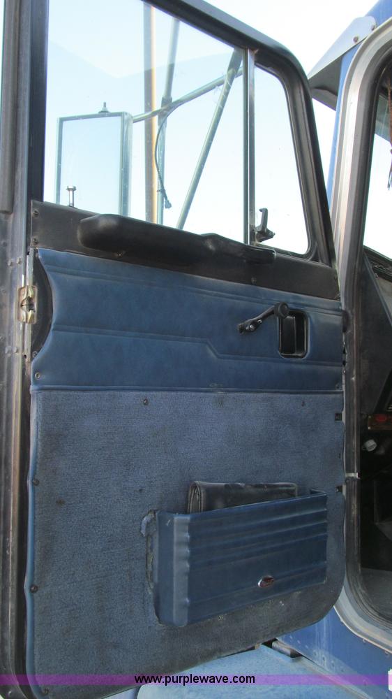 image for item G5564 1998 Peterbilt 377 semi truck