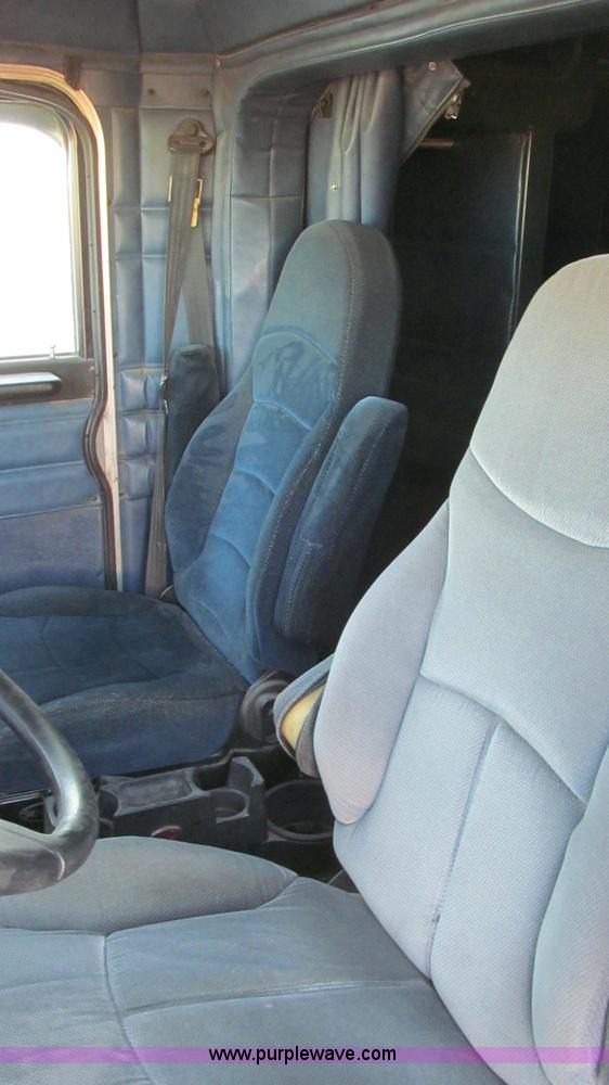 image for item G5564 1998 Peterbilt 377 semi truck