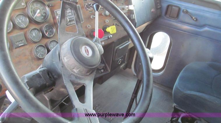 image for item G5564 1998 Peterbilt 377 semi truck