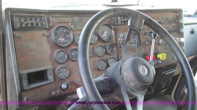 image for item G5564 1998 Peterbilt 377 semi truck