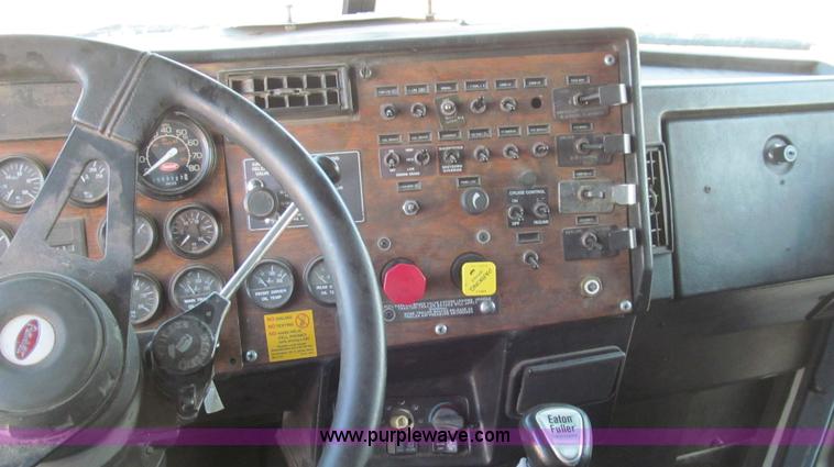 image for item G5564 1998 Peterbilt 377 semi truck