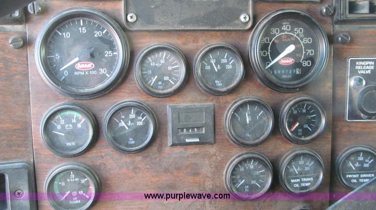 image for item G5564 1998 Peterbilt 377 semi truck