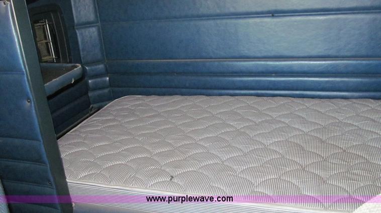 image for item G5564 1998 Peterbilt 377 semi truck