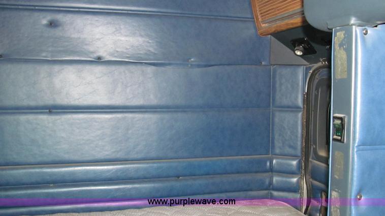 image for item G5564 1998 Peterbilt 377 semi truck