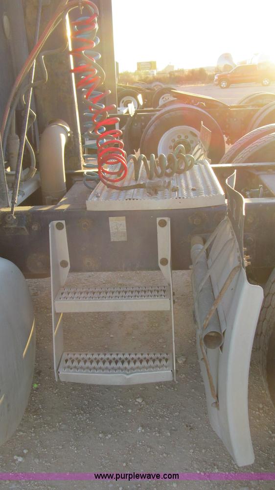 image for item G5564 1998 Peterbilt 377 semi truck