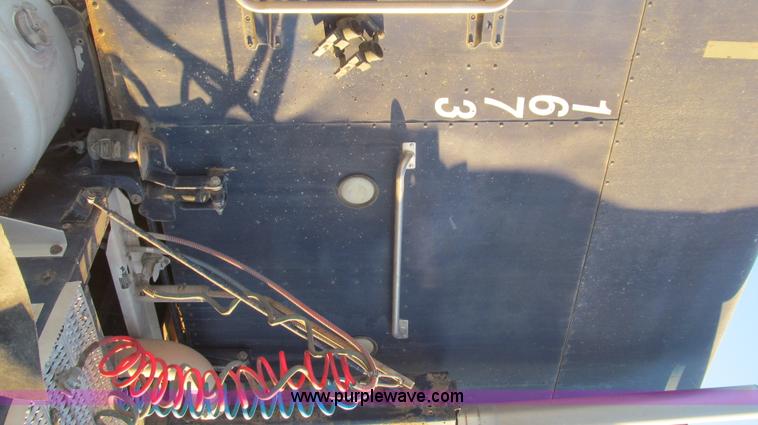 image for item G5564 1998 Peterbilt 377 semi truck