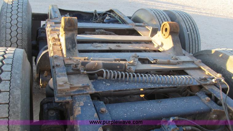 image for item G5564 1998 Peterbilt 377 semi truck